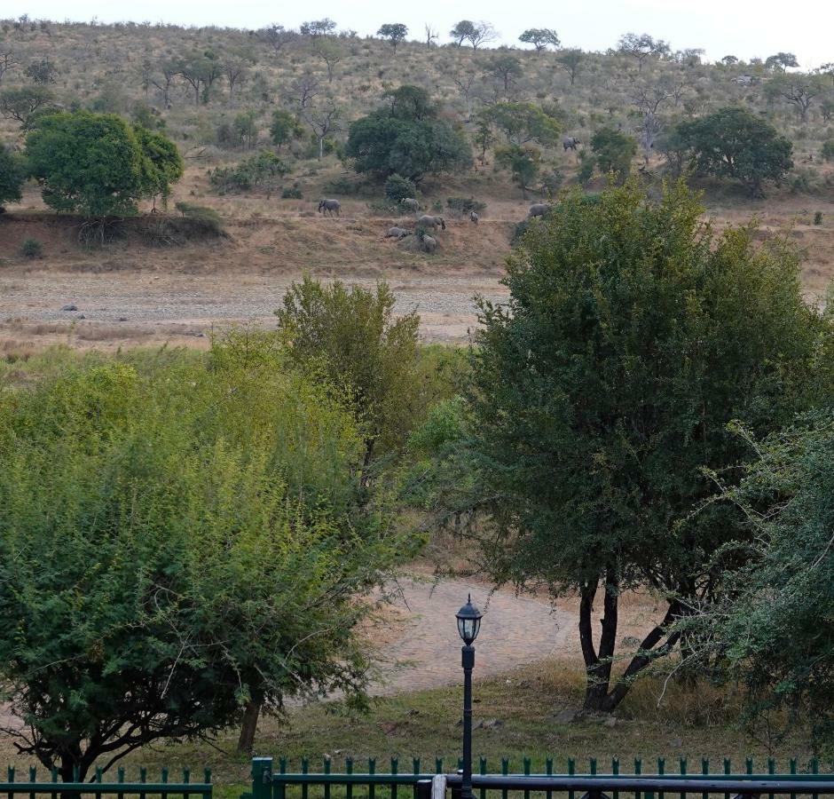 Crocodile Kruger Safari Lodge มาร์ลอทพาร์ค ภายนอก รูปภาพ